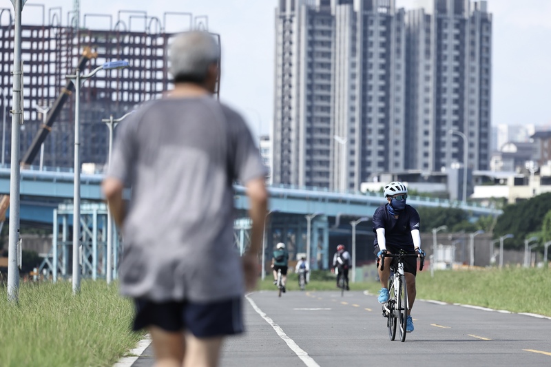 吳德榮：13日前大致晴朗炎熱，下周需觀察熱帶擾動。