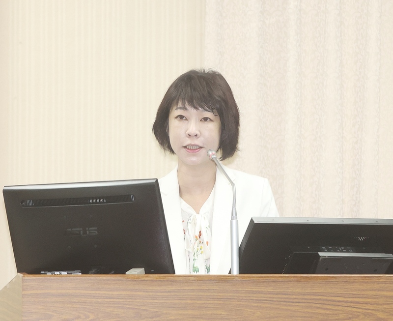 針對在野要求報告台美關稅談判，行政院經貿談判辦公室副總談判代表顏慧欣(圖)16日表示，建議談判大致底定的時候，再就談案結果向立法院報告，以免造成不必要的困擾。(中央社)