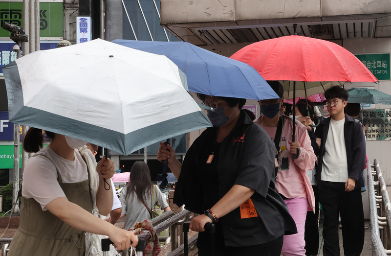 中南部持續強降雨 北部午後有雷雨。