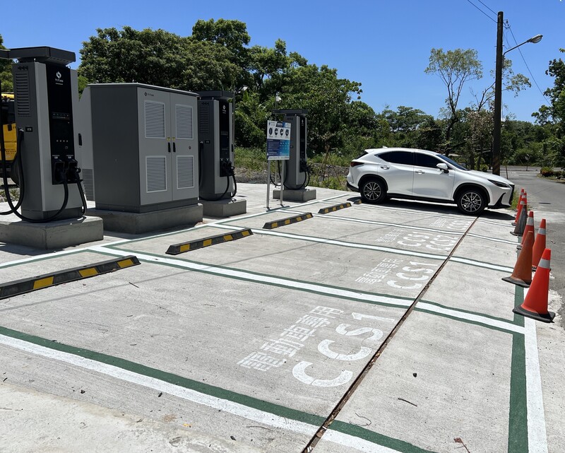 淨零浪潮來襲，財政部4日公告使用牌照稅法修正草案，將直轄市及縣市政府得對電動車輛免徵使用牌照稅期限，延長4年，至2029年12月31日止；草案預告至9月3日。（示意圖／台鐵公司提供）