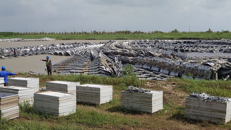 環境部澄清，實際上13.5萬片受損光電板已完成或進入處理程序，其中74%光電板均已妥為安置及清除處理，預計9月底前將全面清除完畢。資料照。 (圖：中央社)