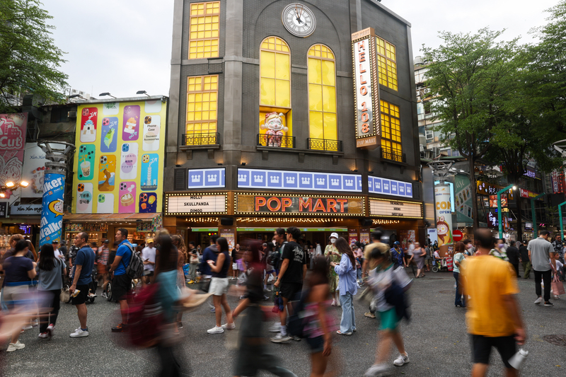 台灣人口總數截至7月為止為2,333萬。圖為台北市西門町逛街人潮。(資料照片)
