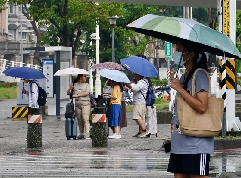 降雨趨緩範圍減 高屏山區仍有豪雨。
