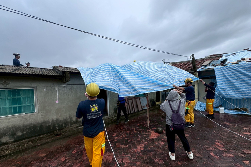 颱風丹娜絲及西南氣流造成台灣南部地區連日豪雨，多處低窪地區與老舊建物受創嚴重。圖為台南受損民宅屋頂暫以帆布遮蓋防水。(台南市政府提供)
