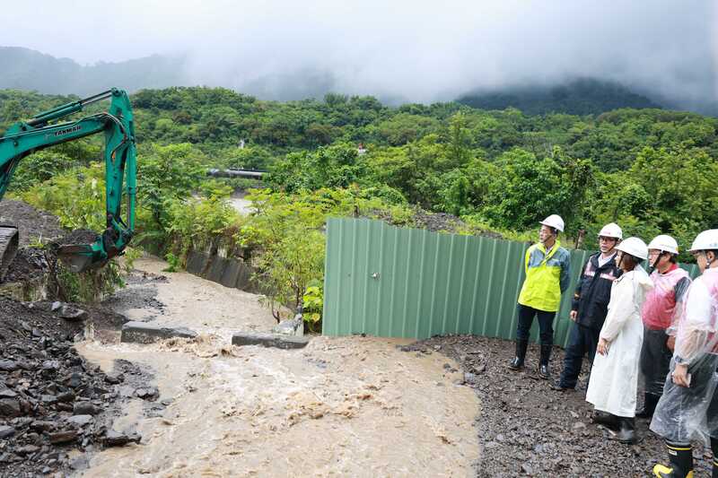 高雄山區豪雨致災， 高雄地區立委發聲明，盼0728豪雨納風災復原特別條例。圖高雄市長陳其邁(左2)、民進黨立委邱議瑩(左3)等人30日到場視察橋梁、邊坡與防災整備情況。（高雄市政府提供）