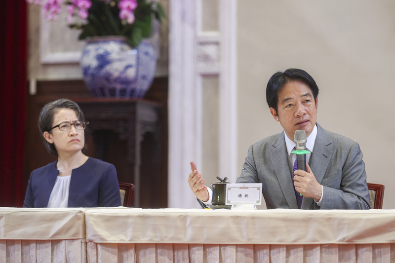 PD
美公布對台關稅　賴總統記者會說明（3）
美國白宮公布台灣對等關稅稅率暫時為20%，總統賴
清德（右）1日上午11時30分召開「因應美國對等關
稅政策記者會」，與副總統蕭美琴（左）一同回應媒
體提問。
中央社記者鄭清元攝　114年8月1日
