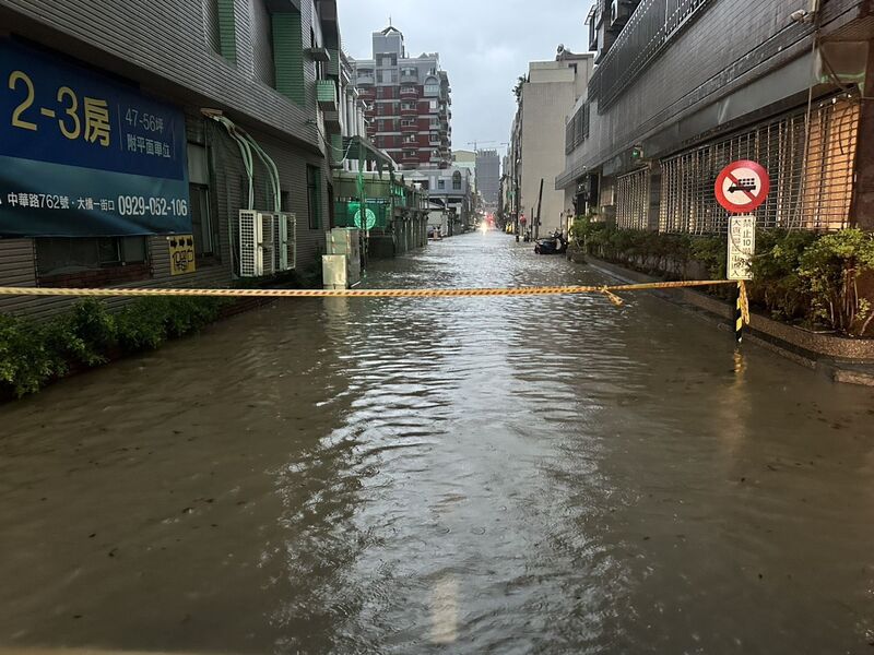 西南氣流影響，台南市2日凌晨4時起明顯降雨，逾1/3行政區時雨量逾40毫米，部份街道淹水封鎖，禁止車輛通行。（台南市警局提供）
