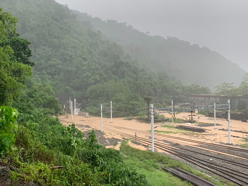 台東雨勢仍未歇，南迴地區7月雨量達到1851.5毫米，打破大武氣象站設站86年以來的7月累積雨量最高紀錄。圖為大武火車站7月21日土石流淹沒鐵軌。（民眾提供）
