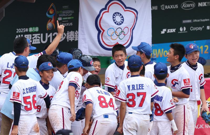 U12世界盃棒球賽季軍戰，台灣與韓國再度交手，最後以0比2不敵韓國、排名第4。圖為中場台灣隊選手
在休息區前面喊聲打氣。(中央社)
