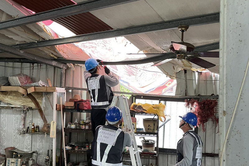 行政院成立雲嘉南災後復原前進指揮所，中央地方分工分區認養，台南柳營區由經濟部水利署第六河川分署協助，媒合廠商以公道價格、快速施工，協助受災戶更換屋頂浪板，首戶修繕3日開工。（柳營區公所提供）

