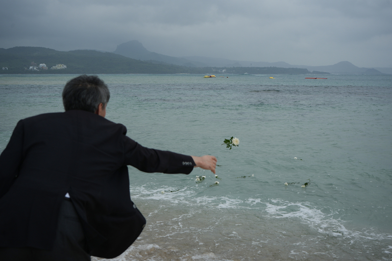屏東縣恆春鎮潮音寺3日舉行一年一度巴士海峽戰歿
者慰靈祭，上午誦經上香後，戰歿者遺族前往後壁
湖，將白色菊花灑向巴士海峽。
