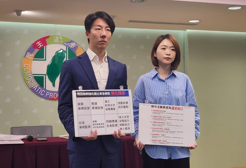 民進黨發言人吳崢(左)、韓瑩(右)4日召開「秋後算帳砍預算？國民黨又想打壓海巡國防！」記者會。(中央社)
