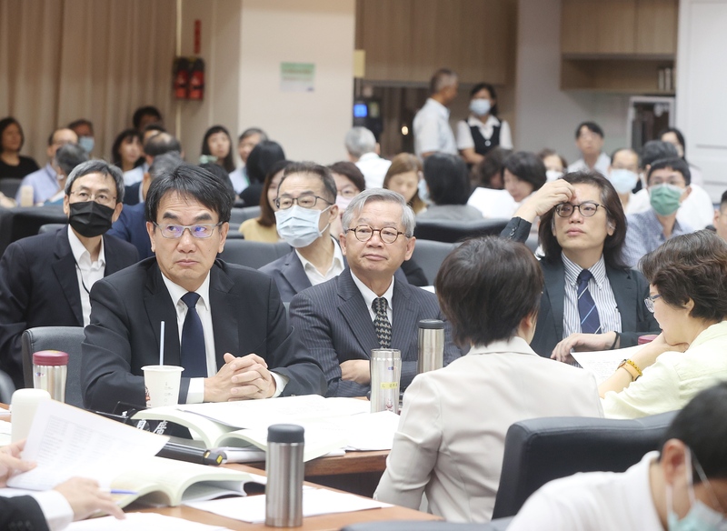 立法院教育及文化、交通委員會聯席會議4日初審完成人工智慧基本法草案。會中朝野對於不同版本意見
分歧，審查會最後僅通過3條，其餘條文保留送院會協商。圖為數發部政務次長林宜敬（前左起）、國科
會主委吳誠文列席會議。
