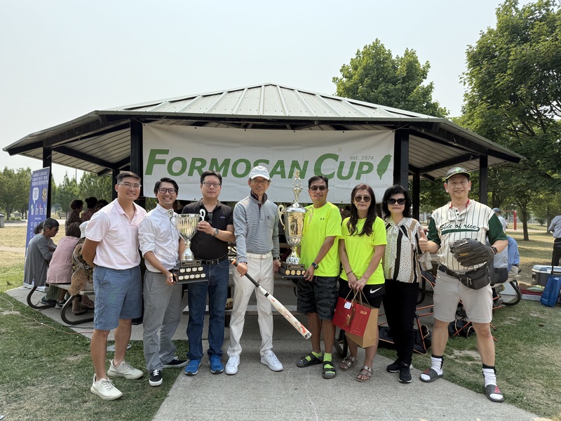 每年8月在加拿大多倫多舉行的「福爾摩沙盃壘球賽」今年51歲。駐多倫多台北辦事處長梁毅鵬（左4）應邀觀賽，與球賽主辦人洪維展（右4）、台北僑教中心主任藍柏青（左3）、前世界台灣同鄉會祕書長羅益世（右1）等人合影。
