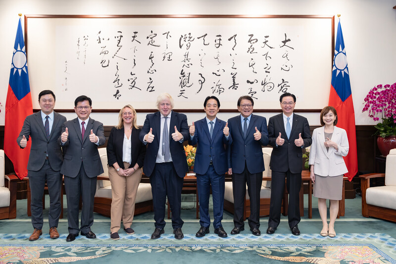 總統賴清德5日上午接見英國前首相強生Boris Johnson訪團。（總統府提供）
