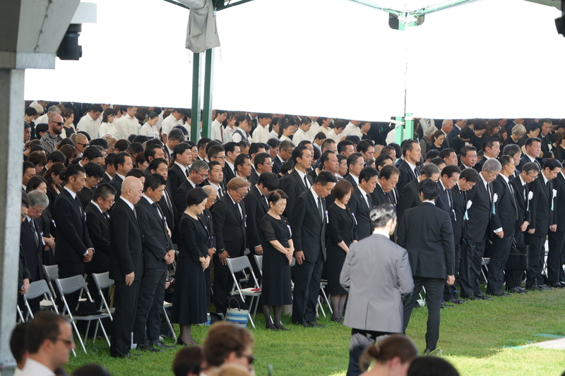 8月6日是「原爆日」80週年紀念日。廣島市和平紀念儀式與會者在1945年美國投下原子彈的時間上午8時15分，集體默哀一分鐘。
