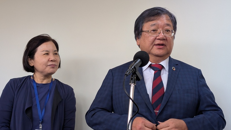 立法院社福及衛環委員會6日邀請衛福部等單位就強化保護令作為等進行專題報告，並備質詢。衛福部長邱泰源（右）會前接受媒體聯訪。
