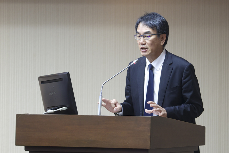 立法院交通、教育及文化委員會6日聯席審查「新聞媒體與數位平台強制議價法草案」等案，數發部政務次長林宜敬（圖）列席報告並備詢。
