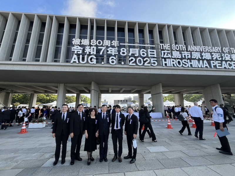 駐日代表李逸洋（右3）6日代表台灣首度出席廣島市和平紀念儀式。他表示，自1947年廣島市首次舉辦儀式以來，台灣今年首次受邀出席，意義重大。（駐日代表處提供）