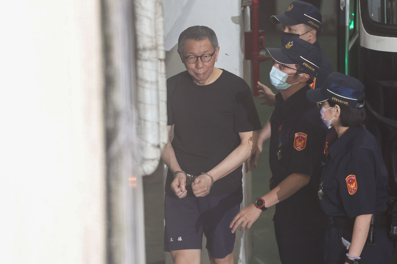 台北地方法院日前審理京華城案，7日提訊在押的台北市前市長柯文哲(左)等被告。