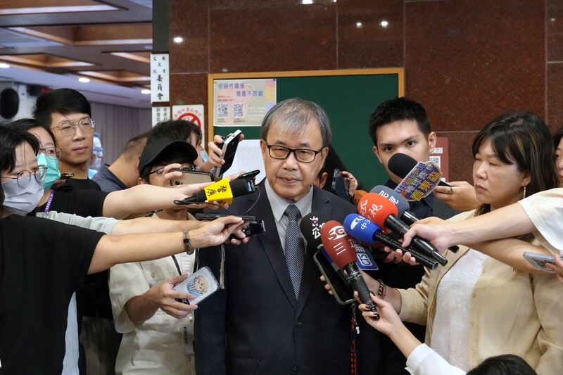 近日台灣師範大學女足隊抽血案備受矚目，多所大學也傳出霸凌、性平事件，教育部長鄭英耀（中）7日赴立法院專案報告，會前接受媒體聯訪表示，一定會從嚴究責，並將檢討、精進相關法規的處理流程。