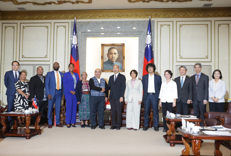 立法院長韓國瑜（右7）7日在立法院接見「友邦駐日內瓦聯合國暨其他國際組織常任代表訪台團」，表達
誠摯歡迎。
