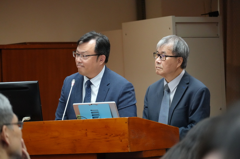 體育署長鄭世忠(左)、教育部長鄭英耀(右)。