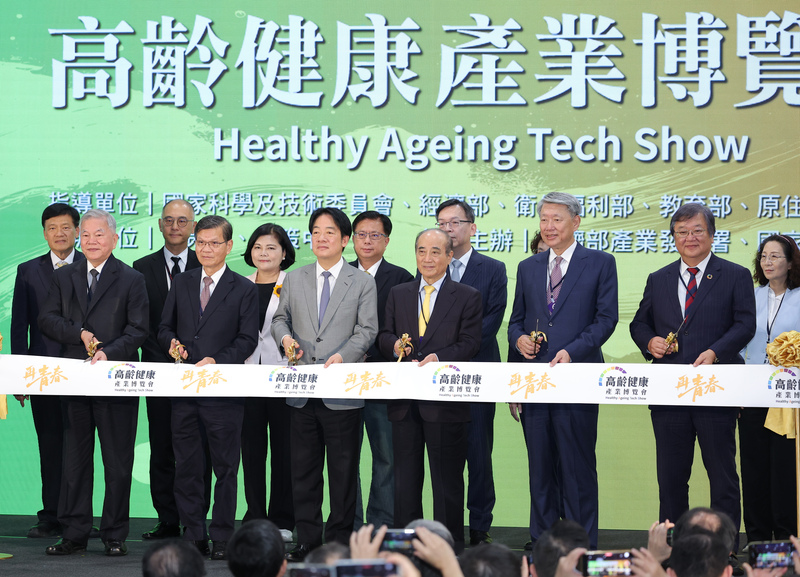 第2屆高齡健康產業博覽會開幕典禮8日上午在台北世貿1館登場，總統賴清德（前左3）、經濟部長郭智輝（前右2）、衛福部長邱泰源（前右）、生策會創辦人王金平（前右3）、生策會顧問沈榮津（前左）及
生策會會長翁啟惠（前左2）等人出席剪綵並合影。
