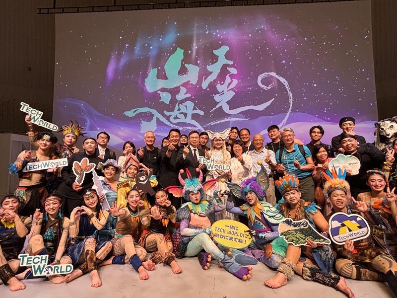 大阪世博TECH WORLD館8日於EXPO HALL舉辦「展館日」，邀請國際知名表演團隊「舞鈴劇場」演出「山海天光」，演出大獲成功。全體表演者與玉山數位科技株式會社榮譽會長黃志芳，以及特別到場支持的嘉義市長黃敏惠等人合影。