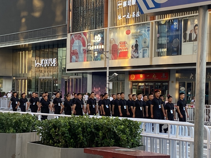 2025年是抗戰勝利80週年，中共將於9月3日在北京天安門前舉行閱兵。圖中黑衣隊伍為參與演練人員，全員整隊前往特定區域，攝於8月9日。