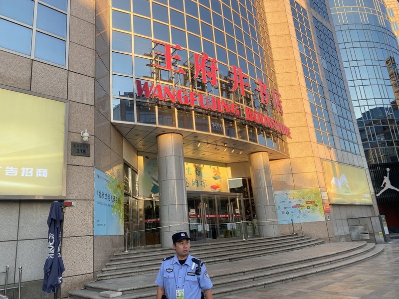 今年是抗戰勝利80週年，中共將於9月3日在北京天安門前舉行閱兵，附近道路近日已進行交通管制，部分商場提早關店。(中央社)