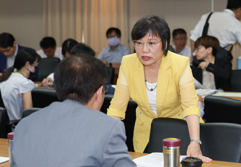 內政部長劉世芳（前右）11日列席立法院內政委員會，和與會委員們交換意見。