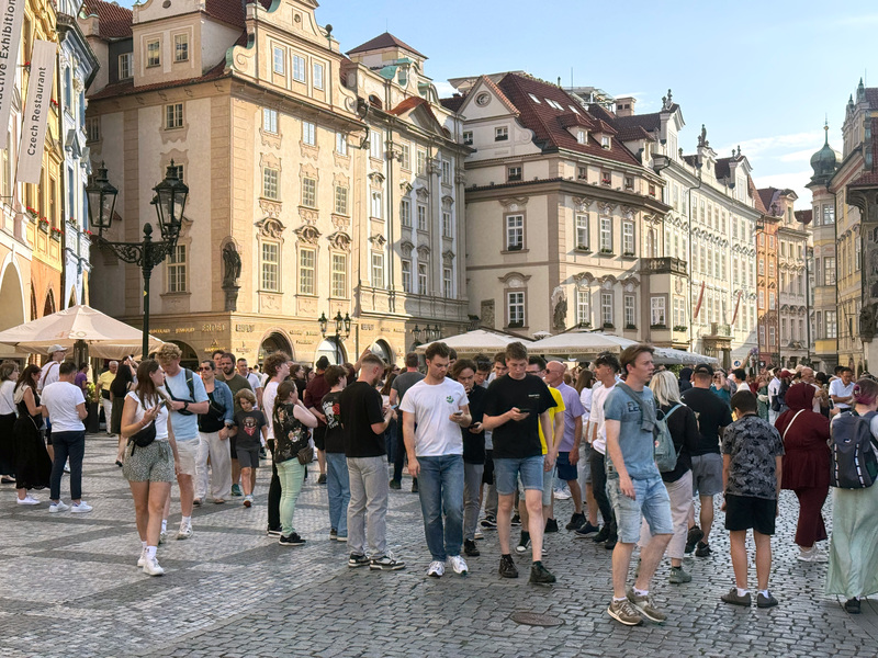 捷克媒體報導，中國旅遊潮在捷克迅速回升，2025年第一季有近3萬名中國遊客造訪捷克，較去年同期增長39%。圖為布拉格舊城廣場上的遊客人潮。