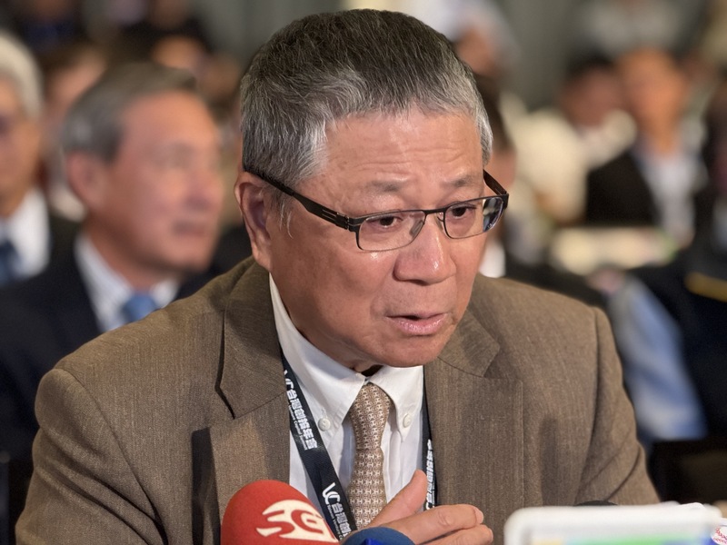 代工廠緯創董事長林憲銘12日出席台灣創投年會接受媒體採訪，把關稅比喻為飛機遇到的「小亂流」，稍微顛簸一下，但改變不大。