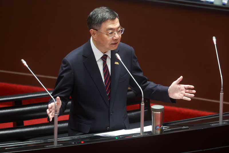 立委今天(12日)質詢時關切電纜地下化、強化電網等議題。行政院長卓榮泰(圖)指出，排除易淹水及地層下陷這些區域，能夠朝地下化方向來做的，會克服工程技術、籌措經費逐年改善，同時台電正在研究強化電線杆韌性。
(圖 : 中央社)