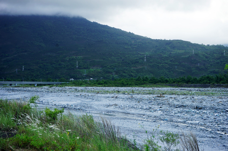 花蓮馬太鞍溪上游因大規模崩塌形成堰塞湖，下游受
影響區域包括萬榮鄉明利村、光復鄉大馬、大平、東
富村、鳳林鎮長橋、大榮、山興里等7個村落，因颱
風楊柳來襲，12日下午陸續撤離鄰近住戶。(圖 : 中央社)

