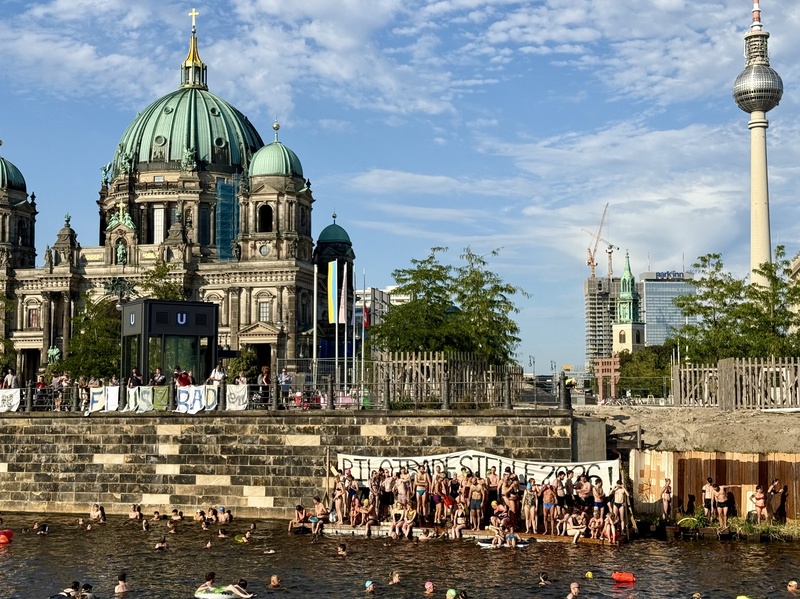 史普里河橫貫柏林，市中心河段沿岸擁有美麗歷史建築、重要地標與聯邦政府區。抗爭團體聚集博物館島河段要求解除禁泳令，若成功，將改變柏林城市夏日風景。
