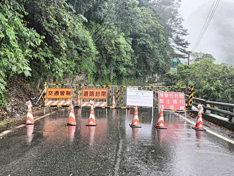 受到颱風楊柳影響，13日上午7時起南橫公路向陽至初來預警性封閉，待颱風過後路巡安全無慮再開放。（公路局提供）

