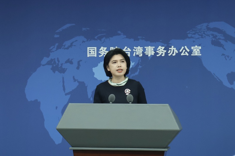 內政部預告修正陸籍人士申請在台定居辦法，要求繳交「未申領持用或已放棄（註銷）大陸地區護照證明公證書」中國國台辦發言人朱鳳蓮13日在記者會上表示堅決反對。
