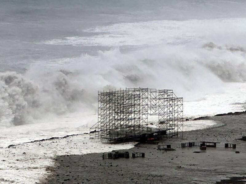 颱風楊柳逼近，13日上午暴風圈已籠罩台東，南迴地區風強雨大，位於太麻里鄉金崙沙灘的海洋音樂節舞台遭浪摧毀。
（太麻里鄉公所提供）