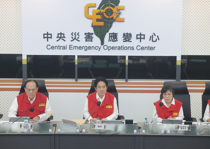 颱風楊柳襲台，賴清德總統（中）13日赴中央災害應變中心視察。

