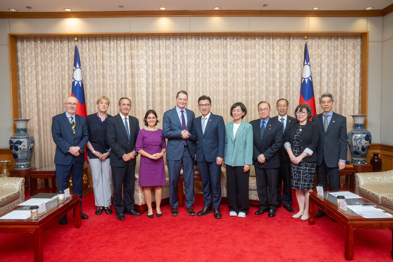 CD
接見美智庫學者　江啟臣盼關稅談判促台美貿易深化
立法院副院長江啟臣（中）13日接見布魯金斯研究所
學者專家訪問團時表示，期盼關稅談判能為雙方爭取
最大利益，促使台美貿易關係持續深化。
（立法院提供）
中央社記者王承中傳真　114年8月13日
