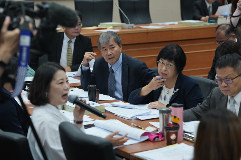 立法院教育及文化委員會14日審查青年基本法草案，
教育部長鄭英耀（前右3）與青年發展署署長陳雪玉
（前右2）等人列席。
