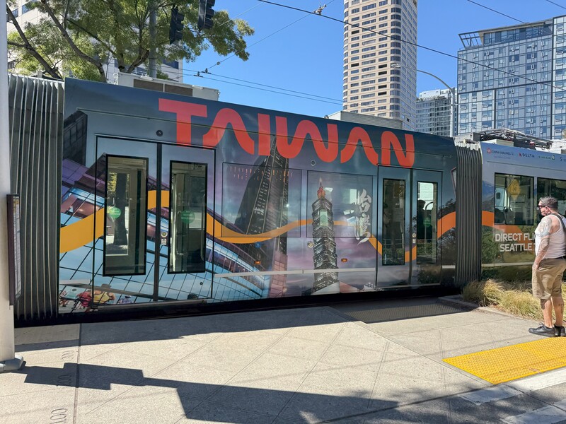 觀光署為提升台灣觀光，將西雅圖電車包裝成阿里山小火車造型，並在車身中融入台灣代表性美景。
（TTIC提供）