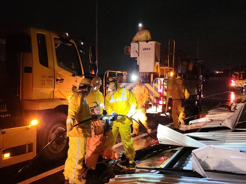 颱風楊柳造成高壓導線斷線，台電人員於台南市鹽水
區搶修。台電表示，截至14日傍晚5時，全台累計停
電逾31萬戶，復電率逾97%。（台電提供）