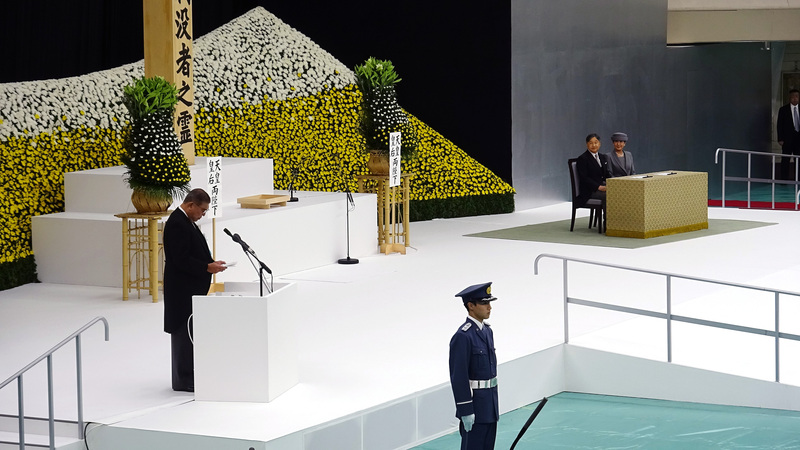 時值二戰終戰80週年，日本首相石破茂（左）15日在日本武道館舉辦的「全國戰歿者追悼式」致詞表示，「絕不能再走錯誤道路，必須再次將那場戰爭的反省與教訓深刻銘記於心」。日皇德仁（右2）、皇后雅子（右1）也出席儀式。