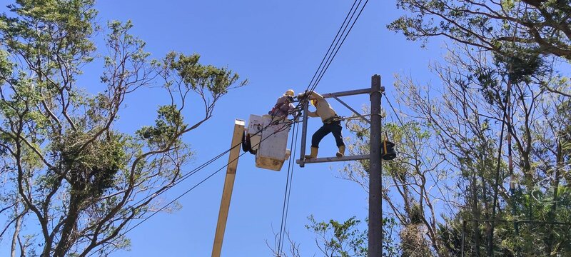 颱風楊柳造成台東逾4萬戶停電，颱風過後台電動員最大能量搶修，15日晚10時完成山區數十戶搶修後，宣布台東民生用電全數復電。（台電提供）