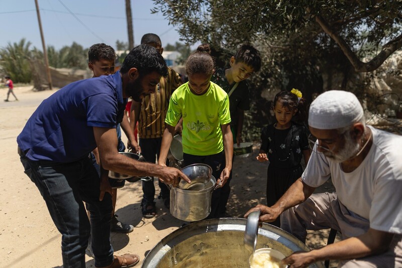 加薩在以色列嚴厲封鎖下，已被聯合國認定進入饑荒狀態。圖為世界中央廚房參與加薩糧食救援任務（世界中央廚房提供）
