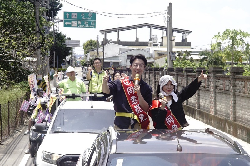 罷免國民黨立委顏寬恒民團「中二解顏」17日找來民進黨發言人吳崢（前左）、立委黃捷（前右）等人，共同登上車隊到台中市霧峰區掃街，呼籲鄉親投下罷免同意票。
（罷團提供）