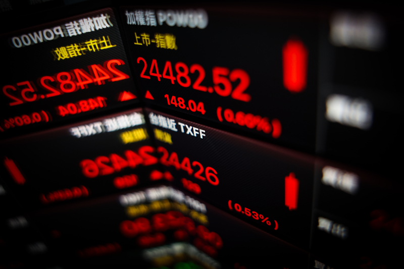 台北股市18日開低走高，台積電走勢穩健，終場加權指數收在24482.52點，上漲148.04點，創收盤歷史新
高。
